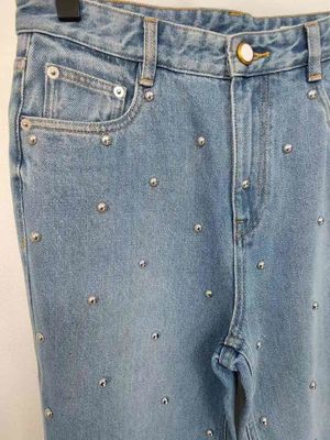 ดาวเหมือน studs บนขา denim ด้านล่างสําหรับเอกลักษณ์โดดเด่น