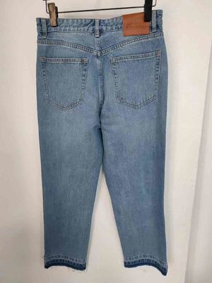 ดาวเหมือน studs บนขา denim ด้านล่างสําหรับเอกลักษณ์โดดเด่น