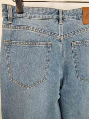 ดาวเหมือน studs บนขา denim ด้านล่างสําหรับเอกลักษณ์โดดเด่น