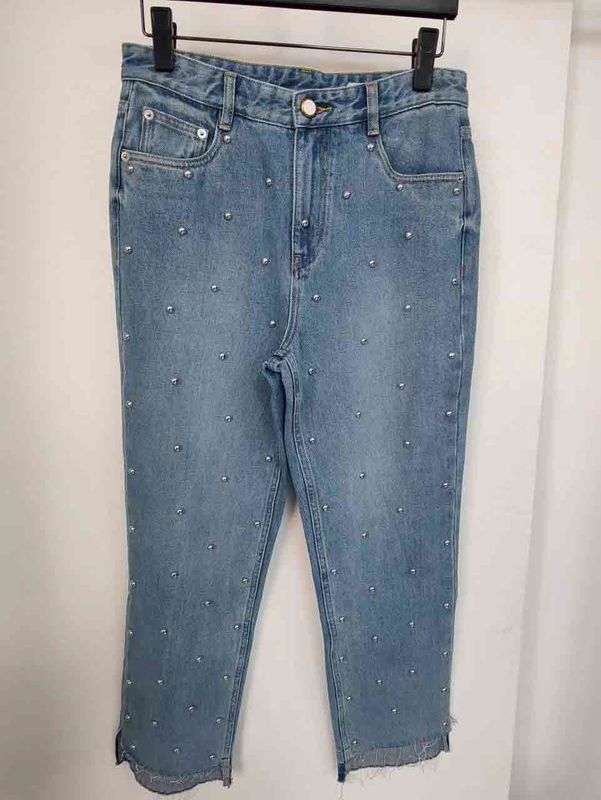 ดาวเหมือน studs บนขา denim ด้านล่างสําหรับเอกลักษณ์โดดเด่น